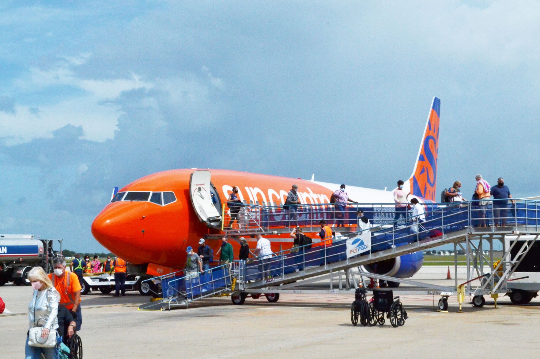 Sun Country disembark